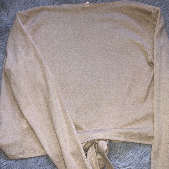 Fashion q top can be worn many ways - Picture 2 of 2